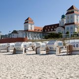 Platz 8: Binzer Strand, Ostseebad Binz auf Rügen, Mecklenburg-Vorpommern  Nach ihrem Bau 1890 wurde die Binzer Strandpromenade schnell zum Mittelpunkt des gesellschaftlichen Lebens auf der Insel Rügen. Kein Wunder, denn am kilometerweiten Sandstrand lässt es sich nicht nur hervorragend flanieren, sondern auch das ein oder andere Glas Wein mit Blick aufs Meer genießen. Direkt am Wasser kann man sich entweder einen Strandkorb mieten oder für einen langen Spaziergang entscheiden.