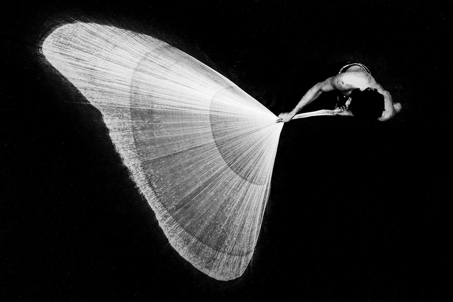 Kambodscha, 3. Platz, National Awards  Der Tonle Sap See in Kambodscha ist der größte See Südostasiens und eines der fischreichsten Binnengewässer der Erde. Für Millionen von Menschen ist er eine unverzichtbare Nahrungsquelle. Das Bild zeigt einen Mann beim Fischfang mit einem traditionellen Netz.