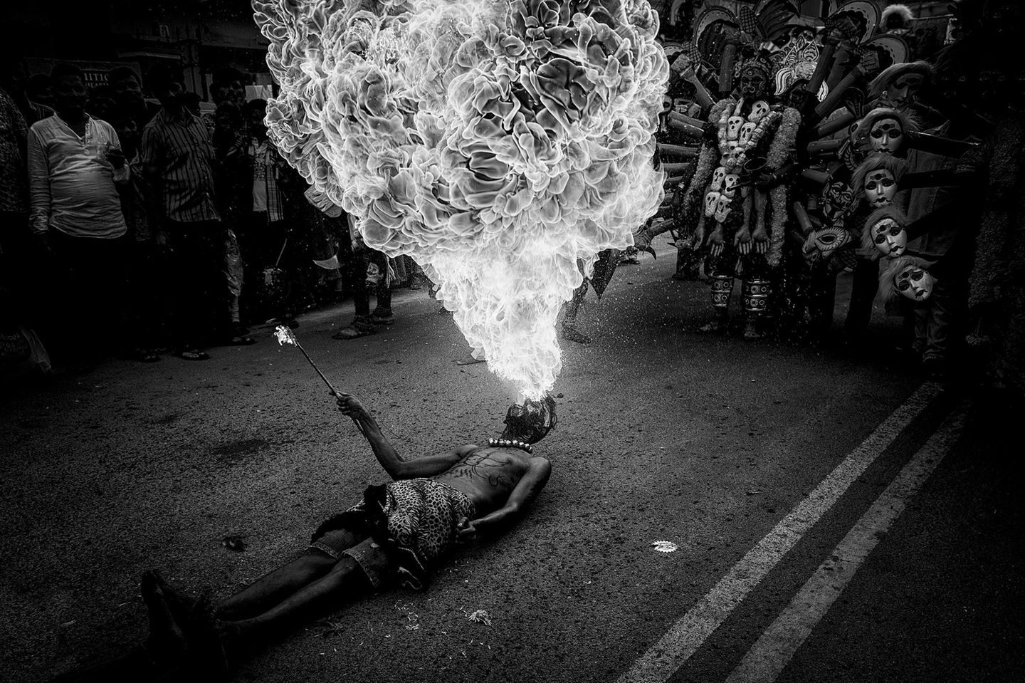 Indien, 1. Platz, National Awards:   Ein Straßenjunge spuckt Feuer. Das gefährlich Spektakel ist bei den Zuschauern sehr beliebt. 