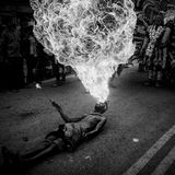 Indien, 1. Platz, National Awards:   Ein Straßenjunge spuckt Feuer. Das gefährlich Spektakel ist bei den Zuschauern sehr beliebt. 