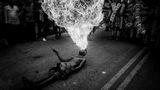 Indien, 1. Platz, National Awards:   Ein Straßenjunge spuckt Feuer. Das gefährlich Spektakel ist bei den Zuschauern sehr beliebt. 