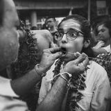 Malaysia, 3. Place, National Awards:  Ein junges Mädchen in Trance während ihre Wangen von einem Spieß durchbohrt wurden. Diesen Augenblick hielt der Fotograf Chin Chuan Ng fest. Nach der Prozedur sollen angeblich keine Narben zurückbleiben. 