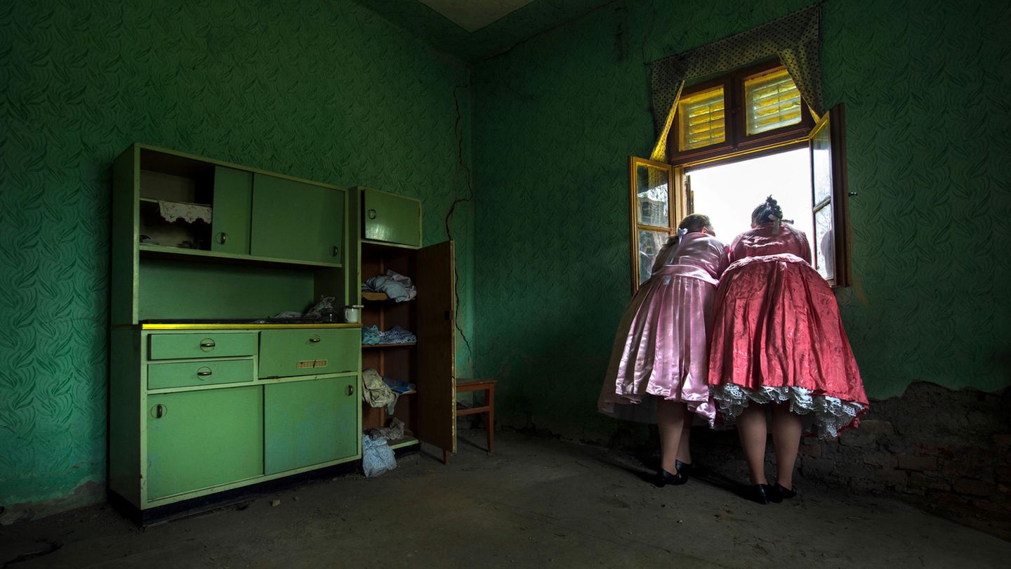 Serbien, 1. Platz, National Awards:  Und so sieht es manchmal in Serbien aus, wenn zwei Schwestern aus dem Fenster schauen. 