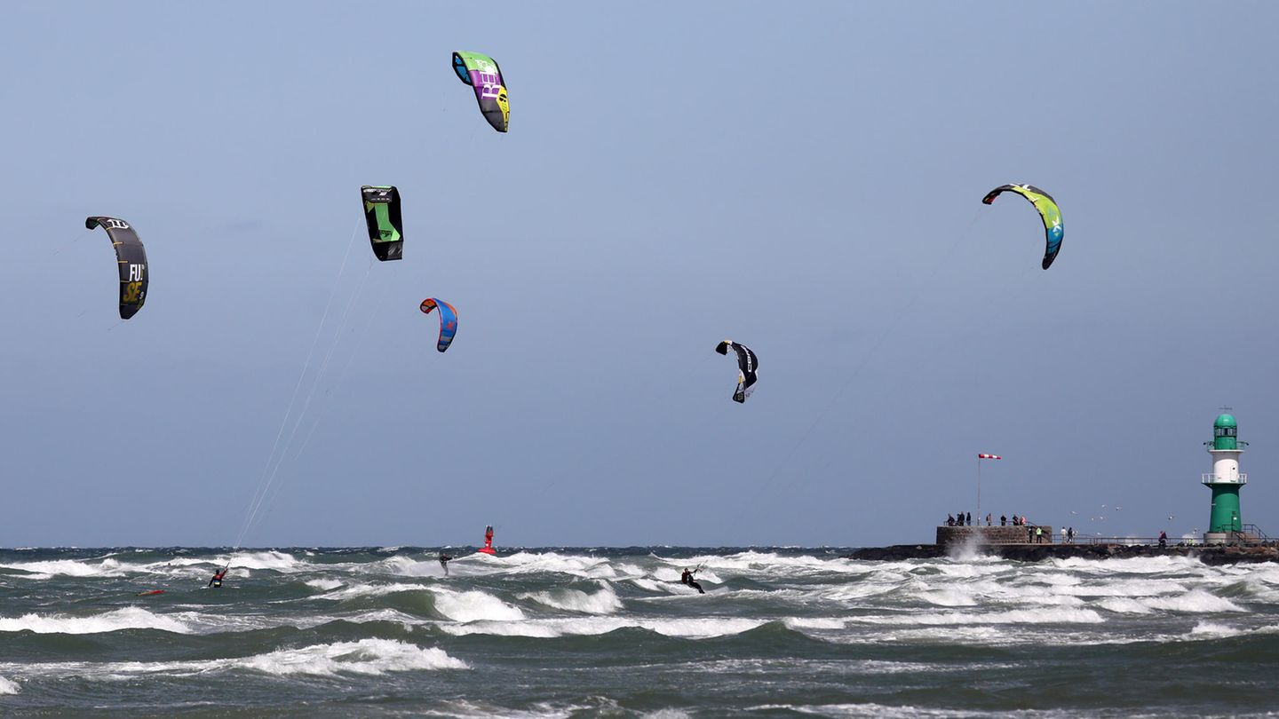 Travellers Choice Award von Tripadvisor: Platz 7: Strand Warnemünde, Warnemünde, Mecklenburg-Vorpommern Baden, Muscheln sammeln oder die Kite-Surfer auf dem Wasser beobachten – der Sandstrand in Warnemünde – der breiteste der deutschen Ostseeküste – begeistert jeden Strandliebhaber: Durch das seichte Wasser ist der Strand auch für Kinder geeignet. Platz 7: Strand Warnemünde, Warnemünde, Mecklenburg-Vorpommern Baden, Muscheln sammeln oder die Kite-Surfer auf dem Wasser beobachten – der Sandstrand in Warnemünde – der breiteste der deutschen Ostseeküste – begeistert jeden Strandliebhaber: Durch das seichte Wasser ist der Strand auch für Kinder geeignet.