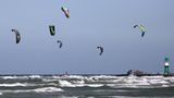 Platz 7: Strand Warnemünde, Warnemünde, Mecklenburg-Vorpommern  Baden, Muscheln sammeln oder die Kite-Surfer auf dem Wasser beobachten – der Sandstrand in Warnemünde – der breiteste der deutschen Ostseeküste – begeistert jeden Strandliebhaber: Durch das seichte Wasser ist der Strand auch für Kinder geeignet.