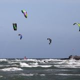 Platz 7: Strand Warnemünde, Warnemünde, Mecklenburg-Vorpommern  Baden, Muscheln sammeln oder die Kite-Surfer auf dem Wasser beobachten – der Sandstrand in Warnemünde – der breiteste der deutschen Ostseeküste – begeistert jeden Strandliebhaber: Durch das seichte Wasser ist der Strand auch für Kinder geeignet.