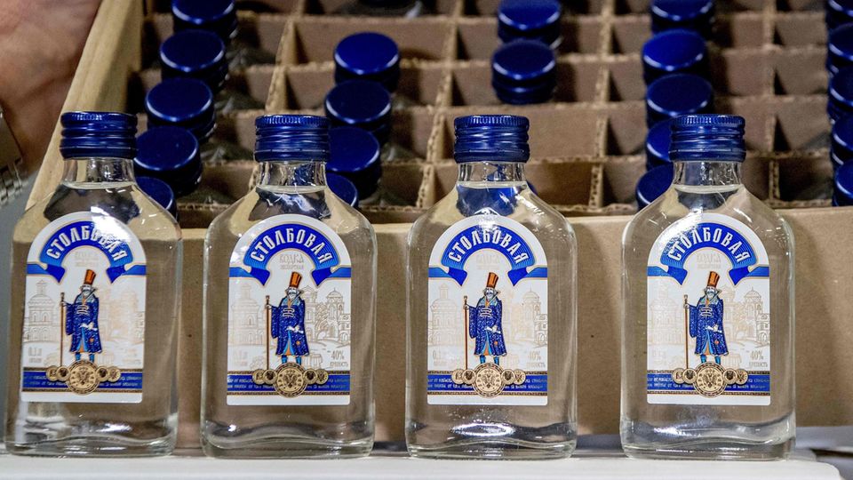 News des Tages: Niederländischer Zoll beschlagnahmt Wodka-Lieferung für Nordkorea Wodka-Flaschen