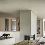 Die Begründung der Jury: "Die hohen Aufenthaltsqualitäten dieses Doppelhauses entstehen durch einen intelligenten Grundriss und einen Innenausbau mit einfachen, regionalen Baumaterialien in handwerklich hoher Qualität."