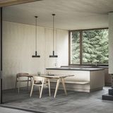 Das Innere überrasche mit Birkensperrholzpaneelen an Wänden und Decken, "die reizvoll mit Sichtbetonoberflächen kontrastieren und eine freundlich-natürliche Atmosphäre schaffen".