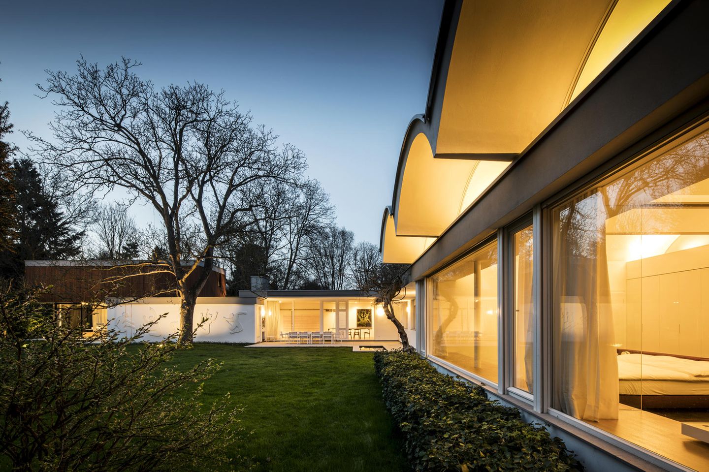 Das Haus Corneille lasse dem klassisch-modernen Altbau seine Würde und ergänze ihn eigenständig und sensibel mit einem Anbau unter markanten Tonnendächern.