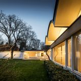 Das Haus Corneille lasse dem klassisch-modernen Altbau seine Würde und ergänze ihn eigenständig und sensibel mit einem Anbau unter markanten Tonnendächern.