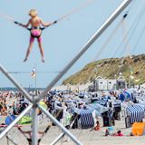 Platz 6: Strandpromenade Norderney, Norderney, Niedersachsen  Der Weststrand von Norderney mit der beliebten Promenade ist mit 500 Metern Länge der kleinste Strandabschnitt der Insel. Er ist vor allem bei Familien beliebt, denn neben einem vielfältigen Gastronomieangebot gibt es hier einen großen Piratenspielplatz sowie Klettergärten und Hüpfburgen am Strand.