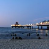 Platz 4: Heringsdorfer Strand, Seebad Heringsdorf, Mecklenburg-Vorpommern  Hier erwartet Reisende nicht nur ein sauberer und wunderschöner Sandstrand, sondern auch die längste Seebrücke Deutschlands sowie ein Freilichtkino in den Sommermonaten. „Feinsandige, endlos lange Strände, Möwen ziehen kreischend vorüber, die Sonne scheint, der Wind weht und hinter der Düne gibt es Fischbrötchen. So könnte jeder Tag sein", schreibt ein TripAdvisor-User.