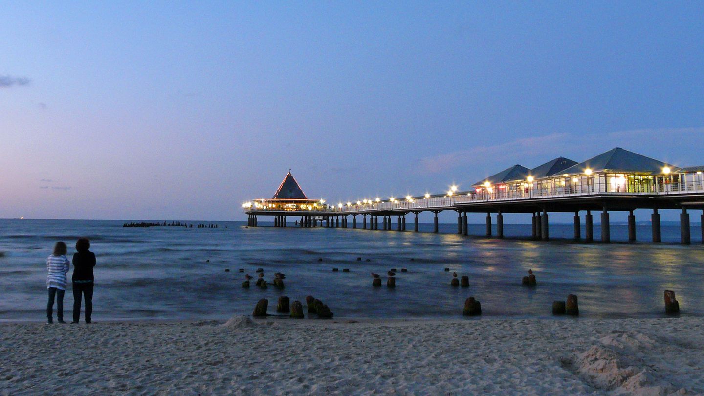 Travellers Choice Award von Tripadvisor: Platz 4: Heringsdorfer Strand, Seebad Heringsdorf, Mecklenburg-Vorpommern Hier erwartet Reisende nicht nur ein sauberer und wunderschöner Sandstrand, sondern auch die längste Seebrücke Deutschlands sowie ein Freilichtkino in den Sommermonaten. „Feinsandige, endlos lange Strände, Möwen ziehen kreischend vorüber, die Sonne scheint, der Wind weht und hinter der Düne gibt es Fischbrötchen. So könnte jeder Tag sein", schreibt ein TripAdvisor-User. Platz 4: Heringsdorfer Strand, Seebad Heringsdorf, Mecklenburg-Vorpommern Hier erwartet Reisende nicht nur ein sauberer und wunderschöner Sandstrand, sondern auch die längste Seebrücke Deutschlands sowie ein Freilichtkino in den Sommermonaten. „Feinsandige, endlos lange Strände, Möwen ziehen kreischend vorüber, die Sonne scheint, der Wind weht und hinter der Düne gibt es Fischbrötchen. So könnte jeder Tag sein", schreibt ein TripAdvisor-User.