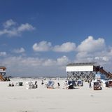 Patz 3: Strand Sankt Peter Ording, Sankt Peter-Ording, Schleswig-Holstein  Egal, ob im Strandkorb dösen, Baden gehen, Kitesurfen oder Reiten – am zwölf Kilometer langen Strand in Sankt Peter Ording, umrahmt von Dünen, Salzwiesen und Kiefernwäldern, findet jeder Urlauber sein Paradies. Ein beliebtes Fotomotiv sind die typischen Pfahlbauten, die hoch aus dem Wasser ragen.