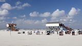Patz 3: Strand Sankt Peter Ording, Sankt Peter-Ording, Schleswig-Holstein  Egal, ob im Strandkorb dösen, Baden gehen, Kitesurfen oder Reiten – am zwölf Kilometer langen Strand in Sankt Peter Ording, umrahmt von Dünen, Salzwiesen und Kiefernwäldern, findet jeder Urlauber sein Paradies. Ein beliebtes Fotomotiv sind die typischen Pfahlbauten, die hoch aus dem Wasser ragen.