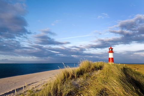 Platz 2: Ellenbogen, List auf Sylt, Schleswig-Holstein  Am „Ellenbogen“, dem nördlichsten Punkt Deutschlands, können Strandbesucher bei gutem Wetter bis zur dänischen Insel Rømø blicken. Das Naturschutzgebiet im Privatbesitz ist auch in der Hochsaison kaum überlaufen, und eignet sich daher für Erholungssuchende zum Durchatmen und Bestaunen der Flora und Fauna, wie Vögel, Robben und Krebse.
