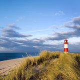 Platz 2: Ellenbogen, List auf Sylt, Schleswig-Holstein  Am „Ellenbogen“, dem nördlichsten Punkt Deutschlands, können Strandbesucher bei gutem Wetter bis zur dänischen Insel Rømø blicken. Das Naturschutzgebiet im Privatbesitz ist auch in der Hochsaison kaum überlaufen, und eignet sich daher für Erholungssuchende zum Durchatmen und Bestaunen der Flora und Fauna, wie Vögel, Robben und Krebse.