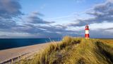 Platz 2: Ellenbogen, List auf Sylt, Schleswig-Holstein  Am „Ellenbogen“, dem nördlichsten Punkt Deutschlands, können Strandbesucher bei gutem Wetter bis zur dänischen Insel Rømø blicken. Das Naturschutzgebiet im Privatbesitz ist auch in der Hochsaison kaum überlaufen, und eignet sich daher für Erholungssuchende zum Durchatmen und Bestaunen der Flora und Fauna, wie Vögel, Robben und Krebse.