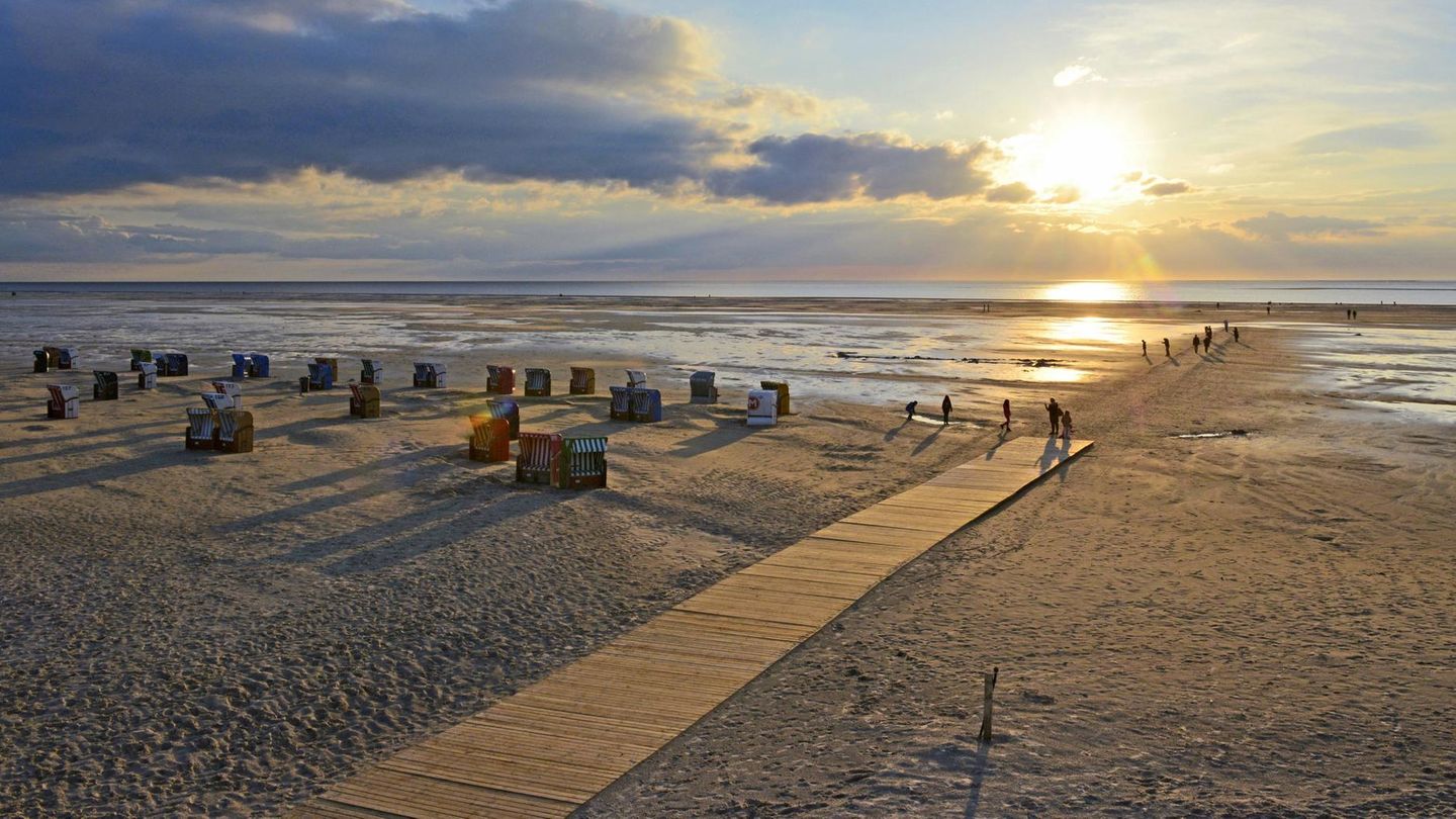 Travellers Choice Award von Tripadvisor: Platz 1: Amrumer Strand, Amrum, Schleswig-Holstein Der Strand an der nordfriesischen Insel Amrum ist eine der größten Sandbänke Europas und eigent sich mit seiner unendlichen Weite zu langen, romantischen Spaziergängen. Der feine Kniepsand und die vorgelagerte Dünenlandschaft ergeben eine klassisch friesische Kulisse wie aus dem Bilderbuch. Platz 1: Amrumer Strand, Amrum, Schleswig-Holstein Der Strand an der nordfriesischen Insel Amrum ist eine der größten Sandbänke Europas und eigent sich mit seiner unendlichen Weite zu langen, romantischen Spaziergängen. Der feine Kniepsand und die vorgelagerte Dünenlandschaft ergeben eine klassisch friesische Kulisse wie aus dem Bilderbuch.