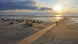 Platz 1: Amrumer Strand, Amrum, Schleswig-Holstein  Der Strand an der nordfriesischen Insel Amrum ist eine der größten Sandbänke Europas  und eigent sich mit seiner unendlichen Weite zu langen, romantischen Spaziergängen. Der feine Kniepsand und die vorgelagerte Dünenlandschaft ergeben eine klassisch friesische Kulisse wie aus dem Bilderbuch.