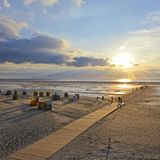 Platz 1: Amrumer Strand, Amrum, Schleswig-Holstein  Der Strand an der nordfriesischen Insel Amrum ist eine der größten Sandbänke Europas  und eigent sich mit seiner unendlichen Weite zu langen, romantischen Spaziergängen. Der feine Kniepsand und die vorgelagerte Dünenlandschaft ergeben eine klassisch friesische Kulisse wie aus dem Bilderbuch.