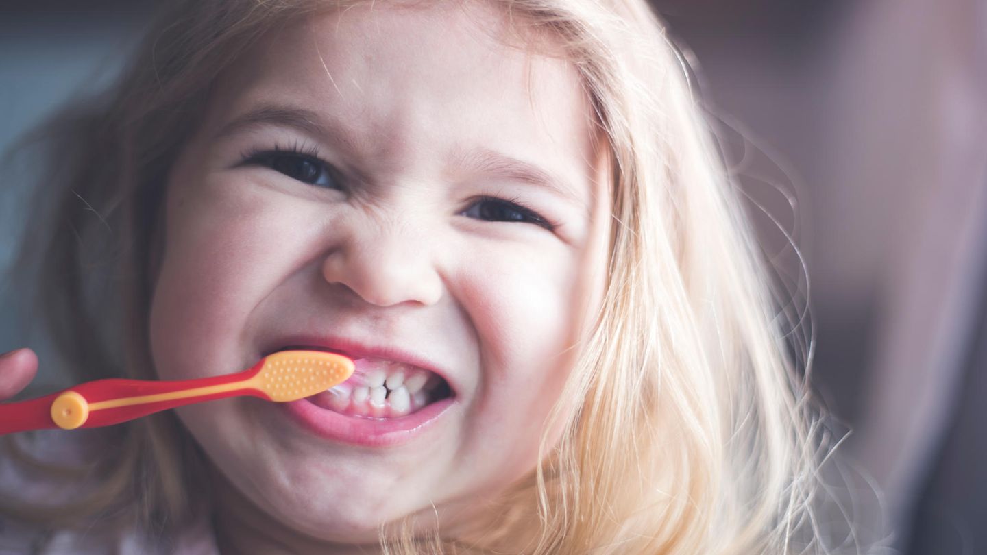 Öko-Test prüft Kinderzahncremes: Ein Mädchen putzt sich die Zähne