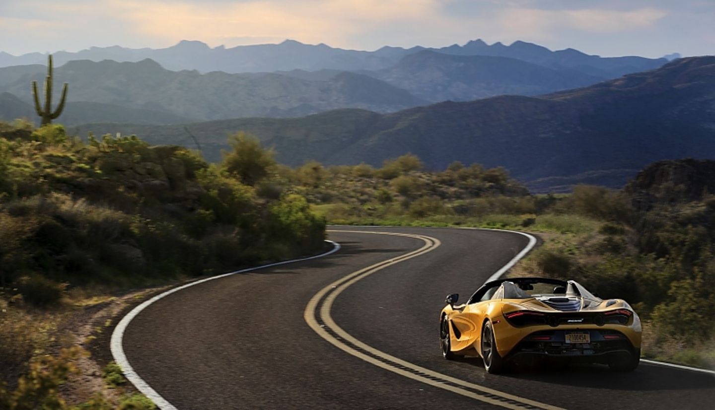 Kurvige Straßen sind die Heimat des McLaren 720S Spider