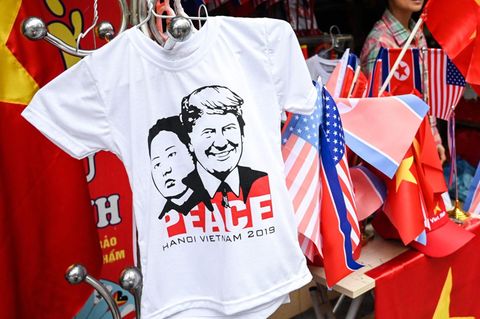Trump-Kim-Gipfel in Hanoi: Wunsch nach Frieden auf einem T-shirt