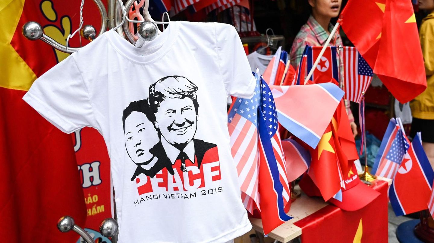 Trump-Kim-Gipfel in Hanoi: Wunsch nach Frieden auf einem T-shirt