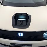 Ungewöhnlich: Die Ladeklappe befindet sich auf der "Motorhaube"