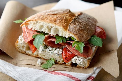 Stiftung Warentest prüft Veggie-Aufschnitt: Salami-Brot