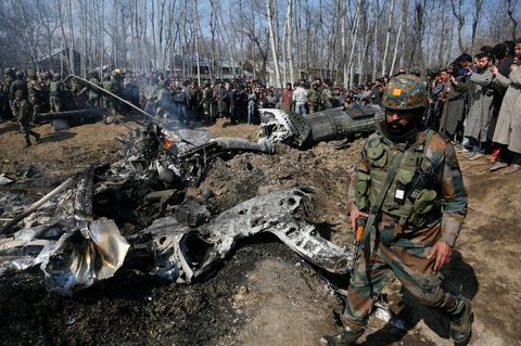 Ein indischer Soldaten geht an den Trümmern indischen Kampfflugzeuge im Bezirk Budgam im indischen Teil Kaschmirs vorbei