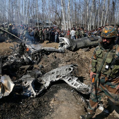 Ein indischer Soldaten geht an den Trümmern indischen Kampfflugzeuge im Bezirk Budgam im indischen Teil Kaschmirs vorbei