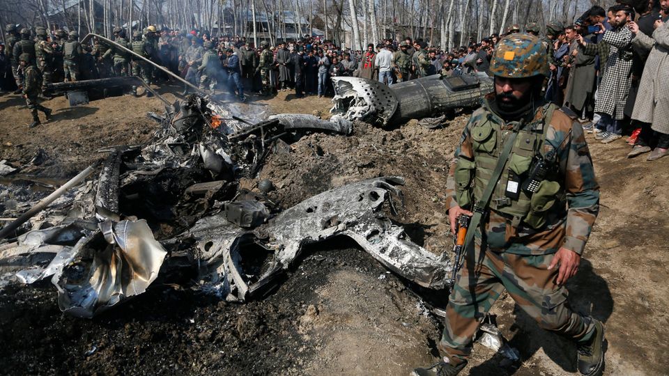 Ein indischer Soldaten geht an den Trümmern indischen Kampfflugzeuge im Bezirk Budgam im indischen Teil Kaschmirs vorbei