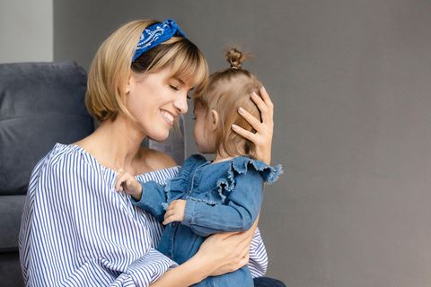 Isabell Horn mit Tochter Ella im Arm