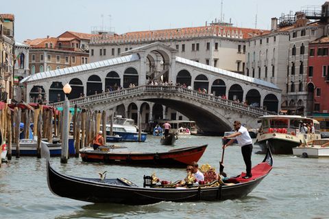 Gondeln, Boote sowie ein Vaporetto fahren auf dem Canale Grande vor der Rialtobrücke