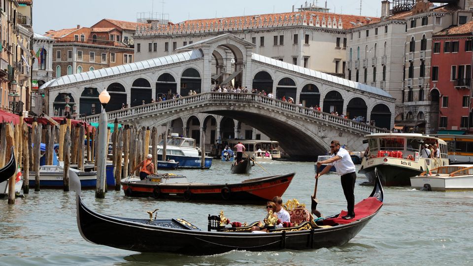 Gondeln, Boote sowie ein Vaporetto fahren auf dem Canale Grande vor der Rialtobrücke