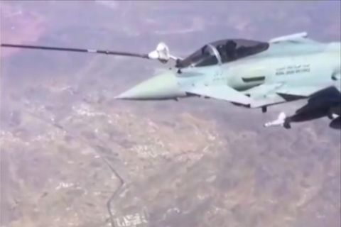 Im jemenitischen Grenzgebiet wird ein Eurofighter-Jet betankt - mutmaßlich von einem Airbus A330 MRTT
