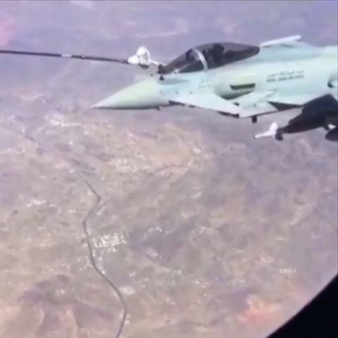 Im jemenitischen Grenzgebiet wird ein Eurofighter-Jet betankt - mutmaßlich von einem Airbus A330 MRTT