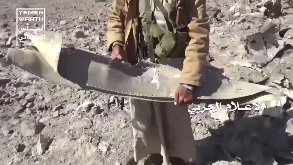 Ein jemenitischer Rebell hält die Reste des Flügels eines abgestürzten Tornado-Jets ins Bild