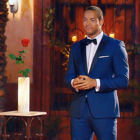 Bachelor Andrej Mangold wartet darauf, die letzte Rose zu vergeben