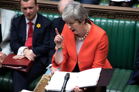 Großbritannien, London: Theresa May gestikulierend im Parlament