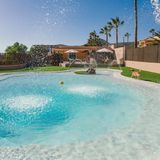 Teneriffa - Mascots Resort: Haben Sie sich mal gefragt, ob Ihr Hund vielleicht ohne Sie Urlaub machen möchte? Ausschließlich unter seinesgleichen? Schwimmen, schlemmen, toben, massiert werden oder eine neue Frisur bekommen? Ja, das gibt es jetzt. In Las Zocas auf der Kanareninsel Teneriffa hat das erste Luxushotel samt Club für Hunde und Katzen eröffnet. Dort machen die Tiere längere Ferien oder sie werden tagesbetreut. Neben Wasserpark, Spielwiese und Indoorpool bietet das Hundeparadies Aromatherapie, Friseur und Welpentraining. Wer mag, kann im Café zuschauen, wie der Vierbeiner im Pool tollt, oder in der hauseigenen Boutique ein neues Körbchen kaufen. Wie Disneyland für Vierbeiner mit hohem Spaßfaktor. Ab ca. 25 Euro pro Tag. Infos: www.mascotsresort.com