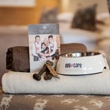 Allgäu - Hotel Sonnenalp: Das Fünf-Sterne-Resort in Ofterschwang hat viele Stammgäste. Kein Wunder, denn der Verwöhn- und Erlebnisfaktor ist enorm hoch dank Tennis, Wellness, Golf, Wandern, Skifahren ... Mit Hunden pflegt man einen entspannten Umgang. Spezielle Hundezimmer bieten Holzfußboden, pflegeleichte Stoffe, auf Wunsch werden Napf und Decken bereitgestellt. Nach Hundemenüs sucht man vergeblich, stattdessen gibt es eine hübsche Broschüre mit Hundewanderungen und einen Vierbeinereingang inklusive Waschstelle. Tolles Hotel mit allem Drum und Dran für Zwei- und Vierbeiner. Ab ca. 257 Euro pro Person im DZ inkl. HP und Wohlfühlpaket, plus 30 Euro für den Hund. Infos: www.sonnenalp.de