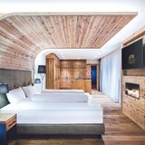 Tirol – Hotel Klosterbräu: Erwarten Sie fünf Sterne für vier Pfoten und zwei Beine! Im "Klosterbräu" in Seefeld werden Hunde genauso verwöhnt wie ihre Besitzer. Mit Agilityparcours, wildem Badesee, Freilaufgelände, eigenen (Diät-)Menüs, Dogsitting und, und, und. Für Frauchen und Herrchen gibt es ein tolles Wellnessprogramm und natürlich das Freizeitangebot eines alpinen Urlaubsorts. Modernes Wellnesshotel in einem ehemaligen Kloster, das jeden Komfort bietet. Die Gastgeberfamilie hat selbst fünf Hunde. Ab ca. 190 Euro pro Person im DZ inkl. Vital-Gourmet-Pension, plus 30 Euro für den Hund. Infos: www.klosterbraeu.com