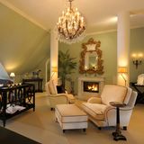 Mecklenburg-Vorpommern - Schlosshotel Burg Schlitz: Ein Wochenende auf dem Land samt langen Spaziergängen durch die Natur mit dem Hund: wie herrlich! Wenn der treue Begleiter platt ist und sich auf dem Zimmer ausruht, legen sich Herrchen und Frauchen auf die Massageliege des Spas oder gehen in die Sauna. Dass im "Palais Burg Schlitz" Hunde gern gesehen sind, merken diese bei der Begrüßung, wo eigens hergestellte Petits Fours gereicht werden, während Menschen einen kühlen Willkommensdrink gereicht bekommen. Die Hundemenüs mit Perlhuhn, Lamm oder Bison stammen von einem regionalen Betrieb. Gediegenes, aber ungezwungenes Ambiente und eine schöne Landschaft direkt vor der Tür, tolle Küche! Ab ca. 125 Euro pro Person im DZ inkl. Frühstück, plus 25 Euro für den Hund. Infos: www.burg-schlitz.de