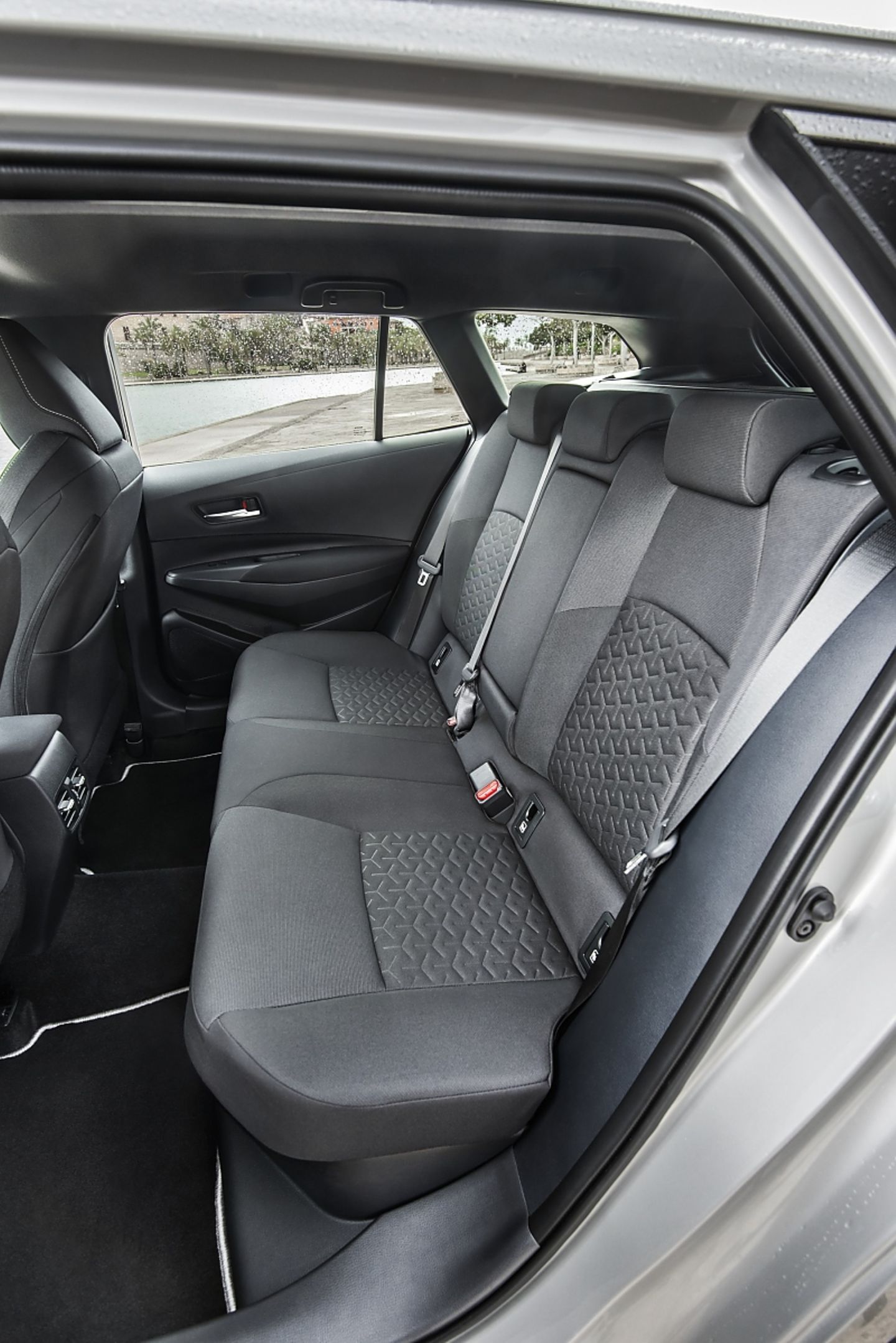 Toyota Corolla TS 1.8 Hybrid - viel Platz im Fond