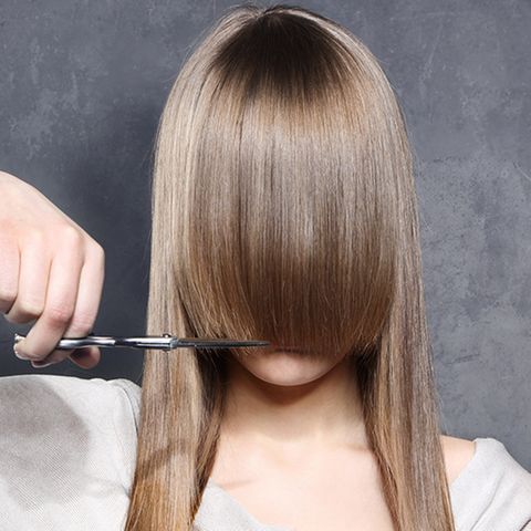 Mädchen schneidet sich die Haare