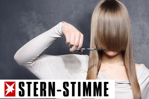 Mädchen schneidet sich die Haare